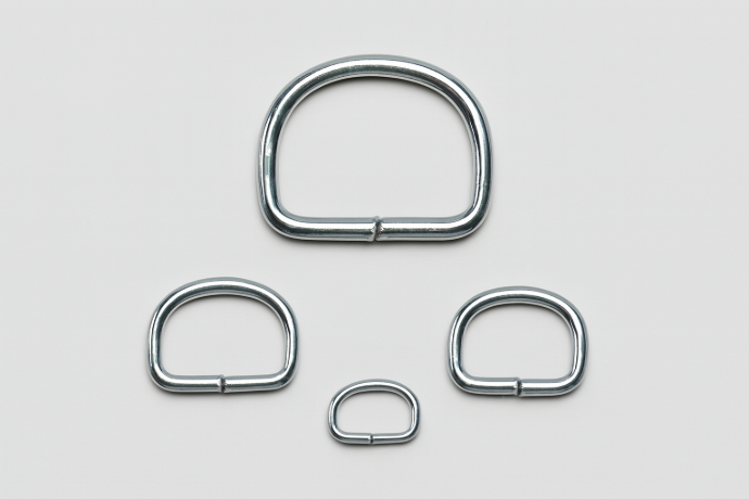 Piquetes soldados y anillas puente abatibles de alta resistencia para lonas, toldos, cubiertas y aplicaciones industriales: Piquete Soldado Acero Inoxidable, Anilla Puente Abatible SOLO Piquete Soldado 28x23mm Alto Hierro Cincado, Piquete Soldado 20mm x Ø3mm Hierro Niquel, Piquete Soldado 20mm Hierro Cincado, Piquete Soldado 25mm x Ø3.4mm Hierro Niquel, Piquete Soldado 30mm x Ø3.9mm Hierro Niquel, Piquete Soldado 25mm Hierro Cincado y Piquete Soldado 30mm Hierro Cincado Ø3mm Varilla, fabricados en acero inoxidable, hierro niquelado y cincado de alta durabilidad, ideales para sujeción segura de lonas, cubiertas, toldos, estructuras metálicas, sistemas de trincaje y aplicaciones profesionales de exterior, ofreciendo resistencia a la corrosión, seguridad, estabilidad y compatibilidad con ganchos, cintas, tensores y accesorios de fijación. Palabras clave SEO: piquete soldado, piquete acero inoxidable, piquete hierro niquel, piquete hierro cincado, anilla puente abatible, piquete para lonas, piquete trincaje profesional, piquete exterior resistente, accesorio fijación lonas, piquete alta resistencia.