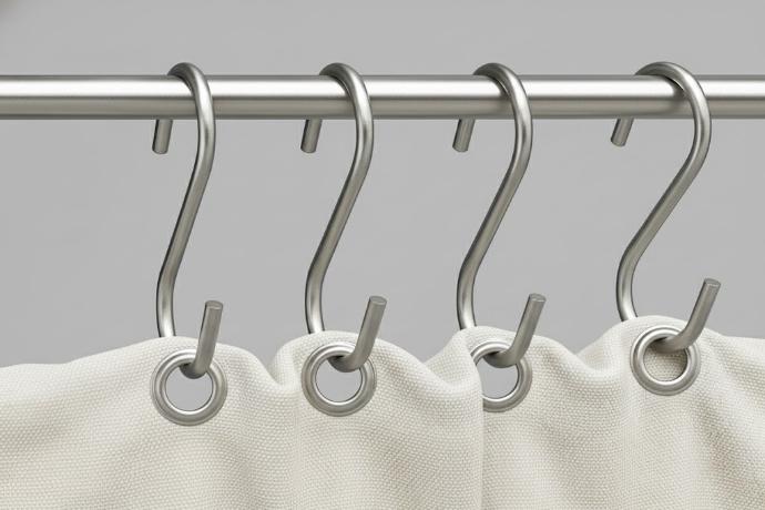 Ganchos Ese de hierro cincado disponibles en tamaños 35mm, 40mm, 45mm y 60mm, diseñados para ofrecer alta resistencia, durabilidad y seguridad en aplicaciones industriales, construcción, amarre de cargas, toldos, lonas, cierres de equipamiento y bricolaje. Ideales para sistemas de sujeción, tensores, cintas y cuerdas, estos ganchos Ese combinan robustez y resistencia a la corrosión, garantizando un agarre seguro en entornos exteriores y exigentes. Fabricados en hierro cincado de alta calidad, proporcionan un acabado profesional, larga vida útil y estabilidad en cada fijación, siendo perfectos para proyectos logísticos, transporte de mercancías y estructuras metálicas.