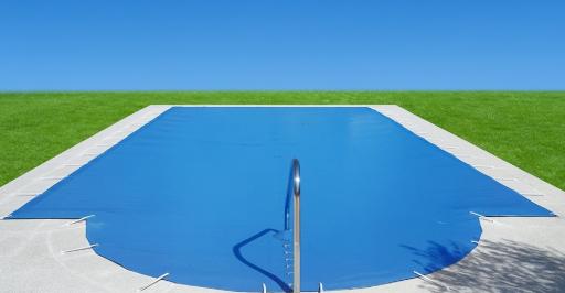 Solución Profesional de Anclaje y Sujeción para Cobertores y Lonas de Piscina ¿Busca una forma segura, duradera y profesional de fijar la cubierta de su piscina, toldo o lona? Nuestro sistema completo de anclaje y tensado es la respuesta definitiva. Diseñado para resistir las condiciones más adversas, garantiza una sujeción firme y estable durante toda la temporada, protegiendo su inversión y ofreciendo tranquilidad absoluta.  Olvídese de sistemas improvisados que se aflojan, oxidan o rompen. Ofrecemos componentes de la más alta calidad, fabricados con materiales resistentes a la humedad, el sol y la corrosión. Desde el tensor elástico hasta el anclaje más discreto, proporcionamos todo lo necesario para una instalación perfecta.  1. Tensores Elásticos de Alta Resistencia: Sujeción Flexible y Duradera La base de un sistema de fijación eficaz es un tensor capaz de absorber tensiones y movimientos. Nuestros tensores piscina goma elástica están fabricados con un cordón de poliéster de alta tenacidad, ofreciendo una resistencia superior a la tracción y al desgaste.  Montaje Rápido y Profesional: Cada unidad incluye 2 cánulas blancas montadas en los extremos, permitiendo un enganche inmediato y seguro a ganchos o anillas, sin nudos complicados. Flexibilidad Óptima: Se adaptan perfectamente a las variaciones de tensión de la lona, manteniéndola siempre estirada y evitando que se acumule agua o se mueva con el viento. Disponible en Medidas Estándar: Ofrecemos los modelos más demandados: Tensor elástico 8x350mm y Tensor elástico 8x500mm. Para proyectos específicos, consultamos por fabricación a medida. Venta por Proyectos: Se comercializan en packs de 15 unidades, ideales para cubrir el perímetro de una piscina estándar, y se venden en múltiplos de 5 para adaptarse a cualquier necesidad. Ideal para: Sujeción de lonas y cubiertas de piscina, toldos, carpas, pancartas publicitarias y aplicaciones náuticas o de jardinería.  2. Sistemas de Anclaje Escamoteables: Seguridad y Discreción Todo el Año La fijación a la superficie es crucial. Nuestros anclajes para piscina ofrecen soluciones robustas y discretas que desaparecen cuando no se usan, eliminando riesgos de tropiezos.  Conjunto Completo de 3 Piezas (Taco Latón + Tornillo): La solución todo-en-uno. Incluye taco de latón, espárrago expansor de acero inoxidable y tornillo cabeza seta. Al retirar la lona en verano, el tornillo se atornilla completamente, quedando a ras del suelo de forma segura y estética. Perfecto para piedra de coronación, hormigón o ladrillo. Anclaje Integrado en Aluminio e Inoxidable: La máxima innovación. Un taco de aluminio con un tornillo interior de acero inoxidable integrado que sube y baja por gravedad. Al soltar el tensor, el tornillo se esconde automáticamente, ofreciendo seguridad pasiva y evitando extravíos. Disponible en diámetros de 10mm y 12mm. Componentes por Separado: También disponemos de las piezas individualmente: Taco latón con espárrago interior y Tornillo cabeza seta inoxidable M8, para reparaciones o instalaciones personalizadas. Ideal para: Fijación permanente y profesional de cobertores a bordillos de piscina de obra, terrazas o superficies de hormigón.  3. Componentes y Accesorios para un Sistema a su Medida Completamos su instalación con todos los elementos necesarios para un montaje perfecto y adaptable.  Conjunto Cánula y Tapón de Nylon: Para crear tensores piscina a medida. Permite utilizar nuestro cordón elástico de 8mm (disponible por metros o en rollos de 100m) y fijarlo de forma limpia y profesional con el tapón, obteniendo la longitud exacta que su cubierta necesita. Ganchos en "S" de Alta Resistencia: El conector universal. Disponibles en hierro cincado (35mm, 40mm, 45mm, 60mm) y en acero inoxidable (35mm a 50mm) para máxima resistencia a la corrosión en ambientes salinos o con cloro. Perfectos para crear puntos de anclaje rápidos entre anillas y tensores. Anillas de Anclaje: Para reforzar y distribuir la tensión en los puntos críticos de la lona, evitando desgarros. Beneficios Clave de Nuestro Sistema Integral:  Máxima Durabilidad: Materiales premium (poliéster, nylon, acero inoxidable, latón, aluminio) resistentes al agua, sol, cloro y oxidación. Instalación Sencilla: Diseñados para un montaje rápido, limpio y sin complicaciones. Seguridad Total: Sistemas escamoteables que eliminan protuberancias peligrosas. Resultado Profesional: Obtenga una sujeción tensa, uniforme y con acabado discreto durante todo el año. Te suministramos los Accesorios para confeccionar la lona de piscina, toldo de piscina o cobertor de piscina que se quiera proteger durante los períodos de otoño, invierno o en las épocas que se debe de tapar para mantener el agua limpia de ramas, hojas, etc. y como protección para los animales y personas.  Sistema completo de anclaje para lonas de piscina con tacos de latón, expansores interiores inox, tornillos escamoteables de acero inoxidable, anillas de sujeción y tensores de goma elástica con cánulas para una instalación segura, resistente y duradera. Disponemos de taco piscina latón 12x35, expansor M8, tornillo cabeza seta M8, tensor piscina blanco Ø8 en varias medidas, tapones de cánula y ganchos Ese cincados para fijar la lona correctamente. Soluciones profesionales para cubiertas de invierno, lonas de protección, cerramientos y sistemas de sujeción en entornos húmedos y clorados. Calidad inoxidable para evitar corrosión y garantizar una fijación firme en todo tipo de superficies.